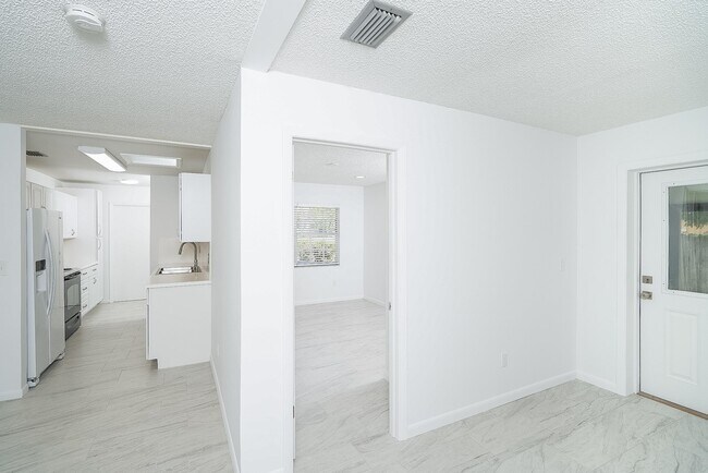 Building Photo - 494 Romano St