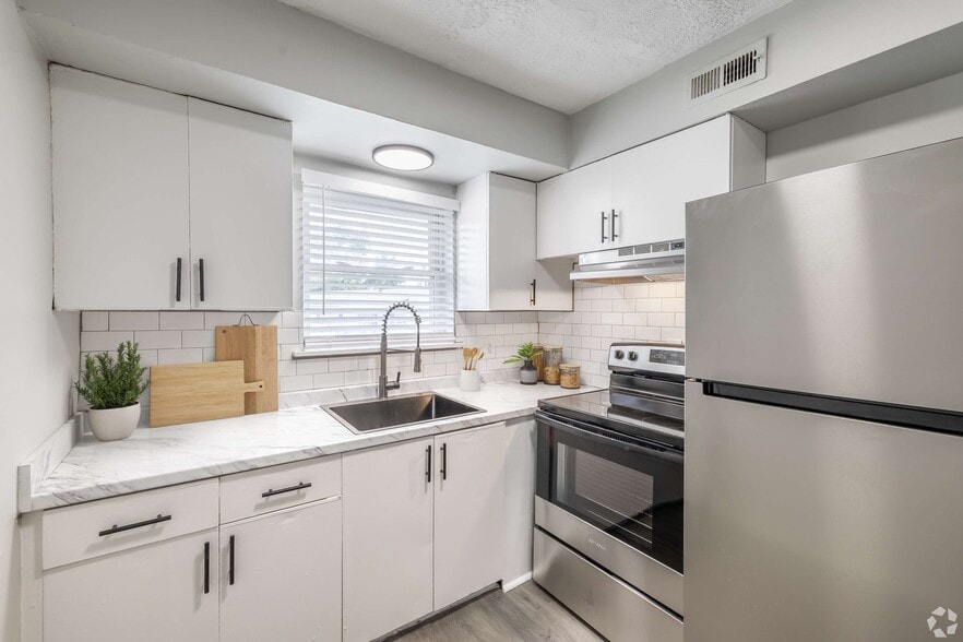 Kitchen - Eastland Hills Apartments