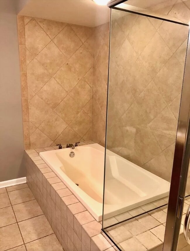 Building Photo - 5036 W Pensacola Ave