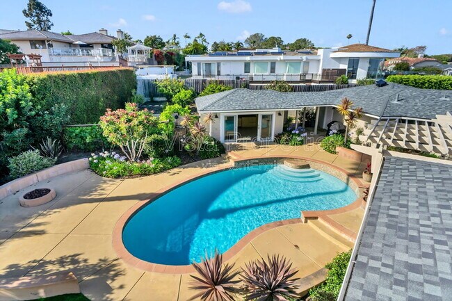 Building Photo - 5940 La Jolla Mesa Dr