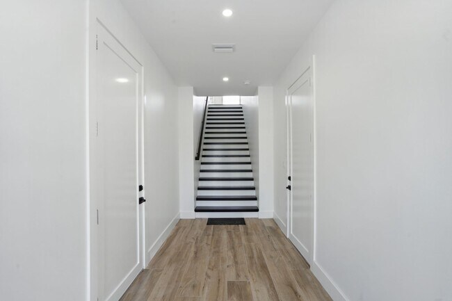 Building Photo - 5/3 Luxury Custom Home plus Boat dock, Pool and Stunning Views!!