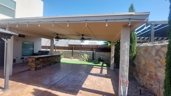 Building Photo - Backyard Oasis!!!  Beautiful 4 bedroom 2.5 bathroom 2 story home on corner lot!