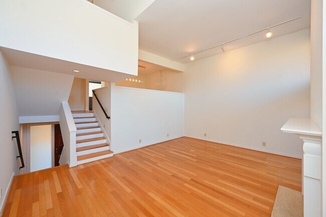 Building Photo - **PERFECTLY SITUATED TOWNHOME IN GREEN HIL...