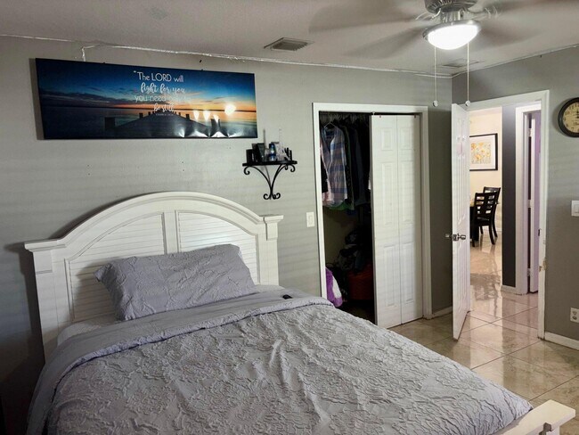 Building Photo - 981 SW McComkle Ave