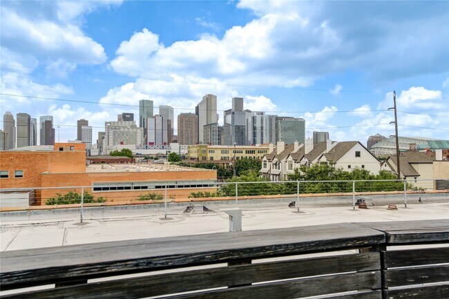 Building Photo - 1312 Live Oak St