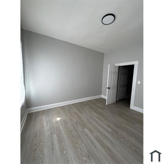 Building Photo - 1 Bedroom Plus Den House