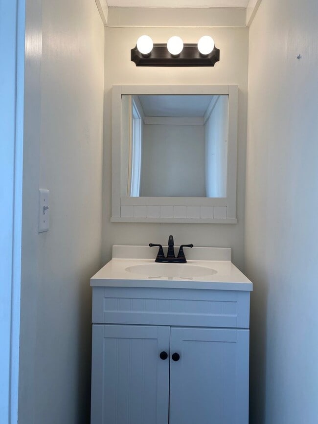 Building Photo - Charming & Spacious 3-Bedroom Home in the ...