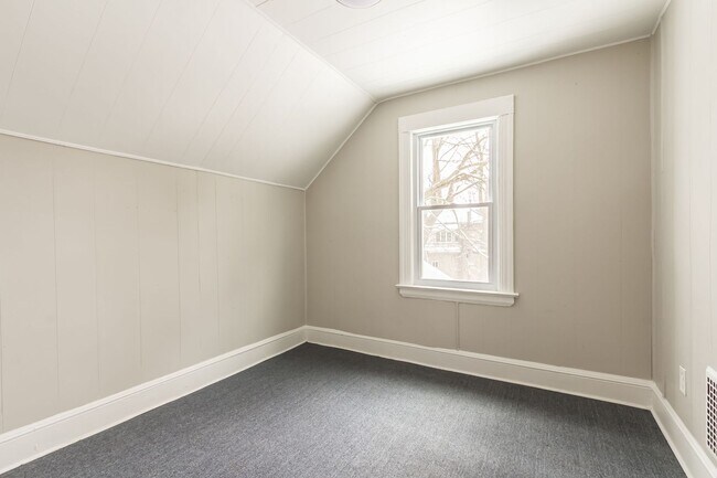 Building Photo - Spacious Rochester 3-Bedroom Home with Enclosed Porch + Backyard