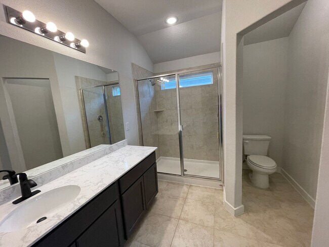 Building Photo - Move-in Ready in sought-after Larkspur Community!