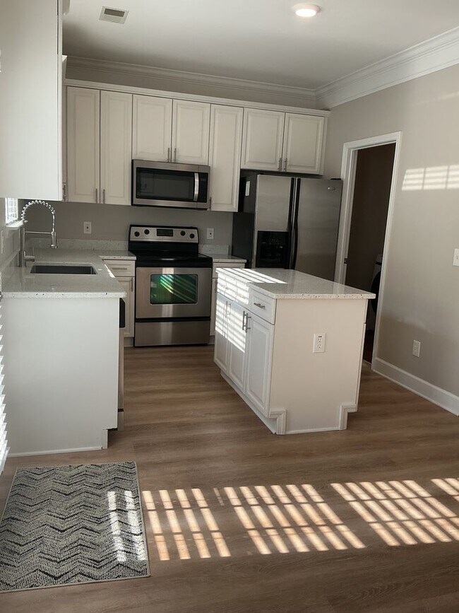 Building Photo - Beautiful 3 Bedroom, 2.5 Bath Townhouse in...