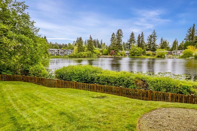 Building Photo - 2 Bedroom 1 Bathroom Lakeside Unit!