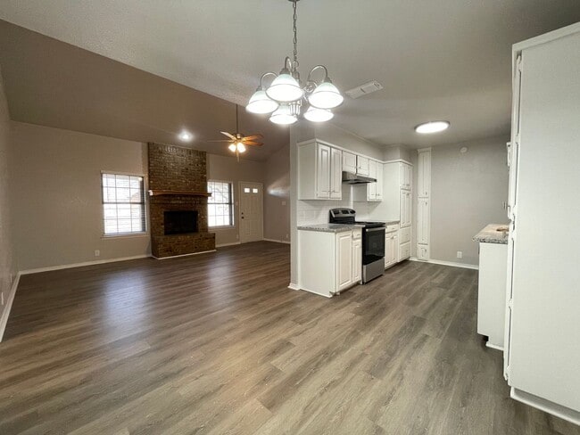 Building Photo - AVAILABLE NOW - 2 BEDROOM 2 BATH TOWNHOME ...