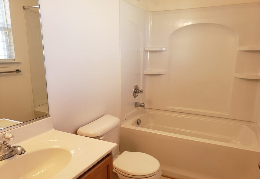 Guest full bath - 4720 Erin Crescent St