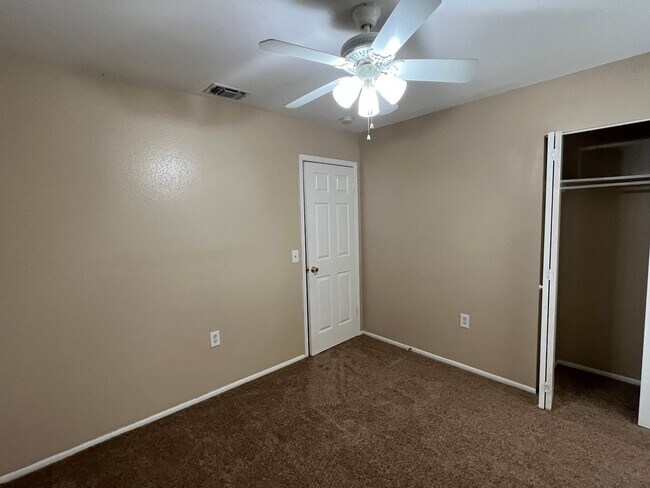 Building Photo - 103 Meadow Way