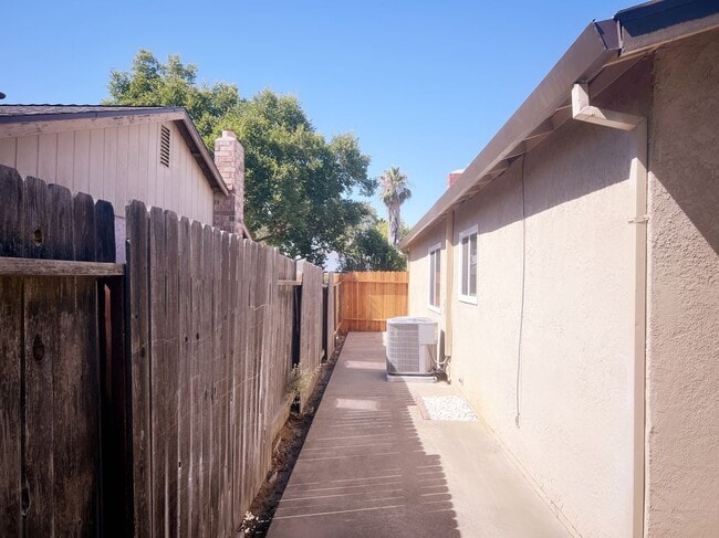 Building Photo - 9528 Mirandy Dr