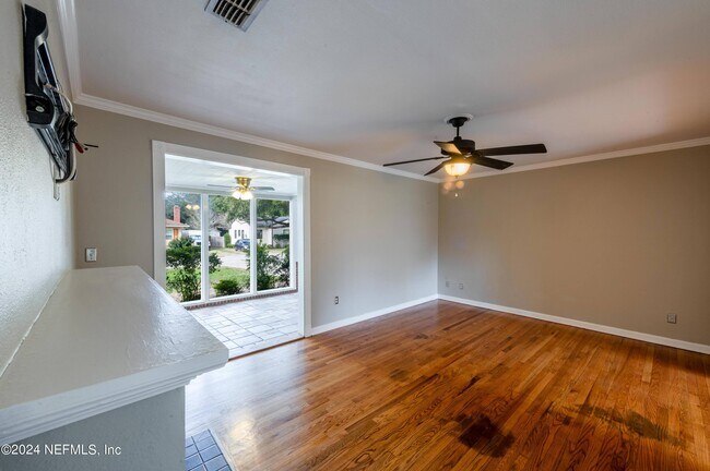 Building Photo - 4343 Pinewood Ave