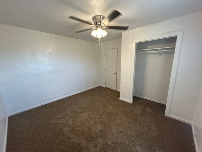 Building Photo - 2 Bedroom Home for Rent in Redding CA | Yard, Fireplace, Pet Friendly