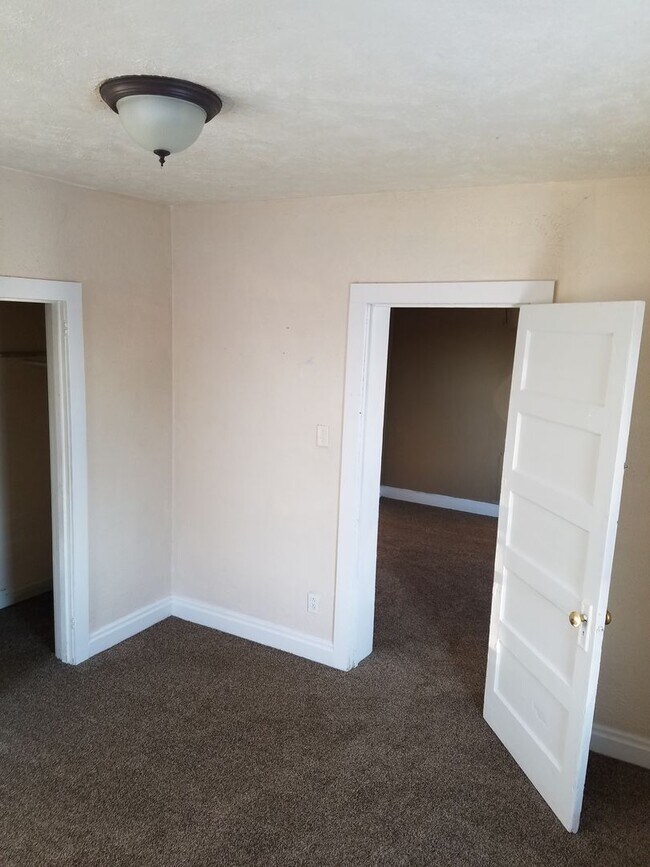 Building Photo - Looking for great tenants for this 2 bedroom house