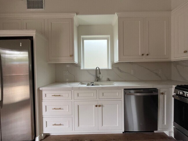 Building Photo - Beachy Montecito Cottage