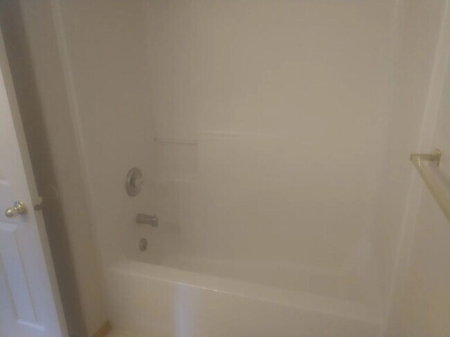 Building Photo - 3 Bedroom 2.5 Bath Townhouse