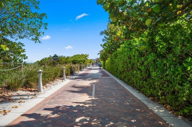 Building Photo - 2655 Collins Ave