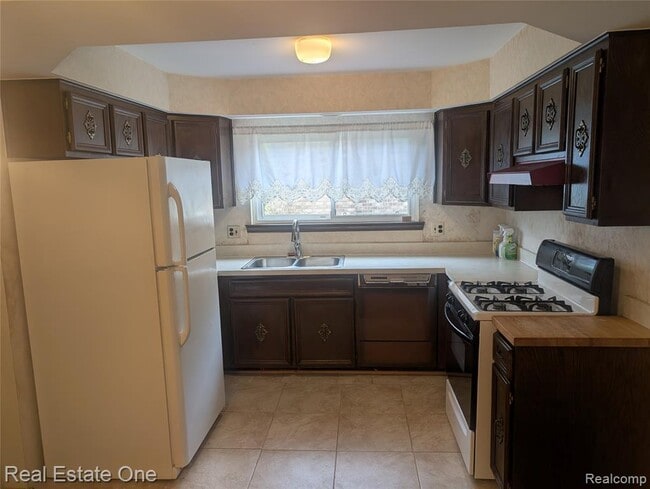 Building Photo - 43076 Ryegate St