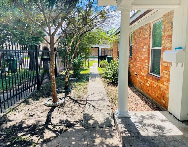 Building Photo - 5830 Clarewood Dr