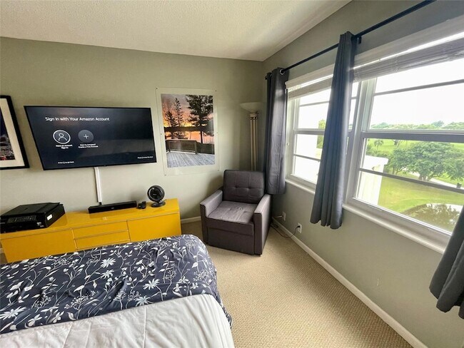 Building Photo - 2500 NE 48th Ln