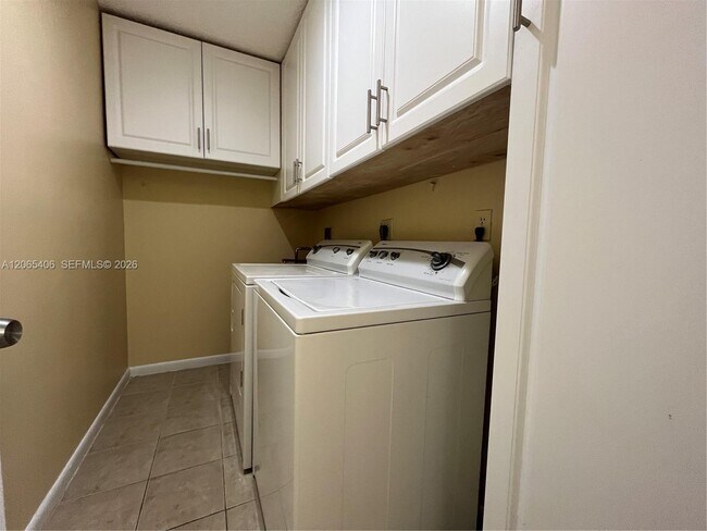 Building Photo - 5170 Tennis Ln