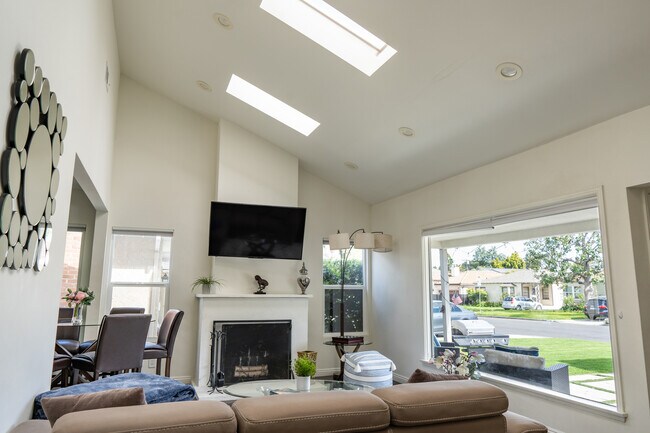 Building Photo - 15153 La Maida St