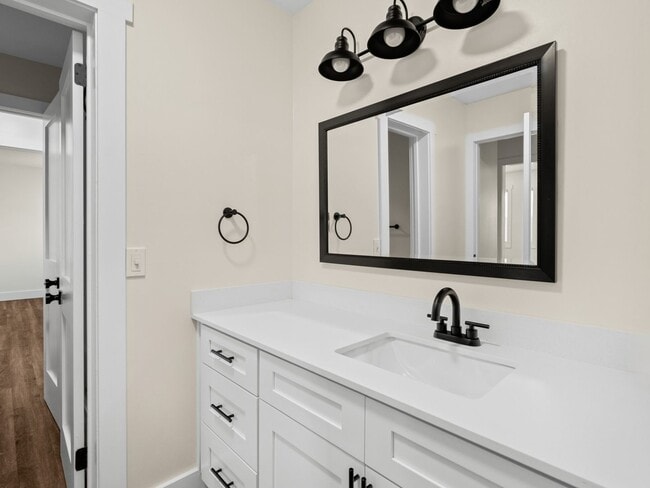 Building Photo - Newly Renovated 2/1.5 Townhome in Nashville