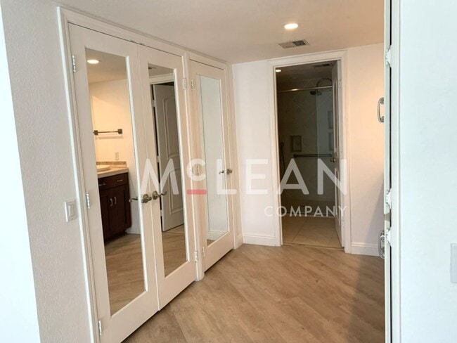 Building Photo - Beautiful Two Bedroom Condo in a Stunning ...