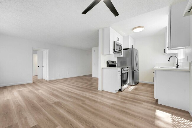 Building Photo - 930 N Martel