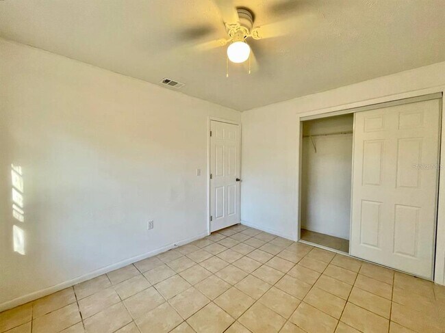 Building Photo - 3826 Lakeshore Dr