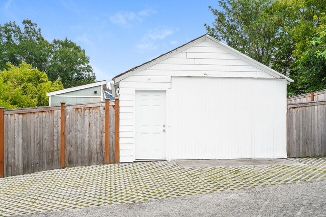 Building Photo - Inviting 3bed Seattle Home with Garage, Yard, and Parking!