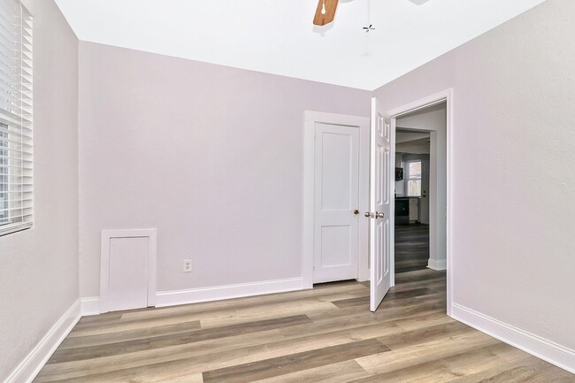 Building Photo - 173 A View Ave