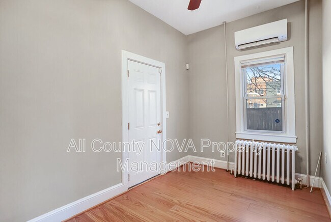 Building Photo - 305 9th St