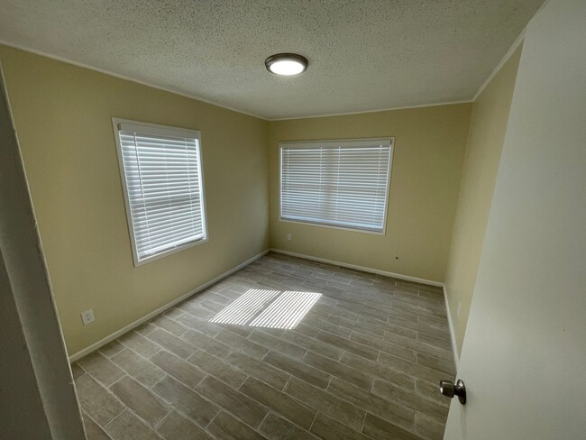 Building Photo - Like New 3 Bedroom Home in Sunset Acres!