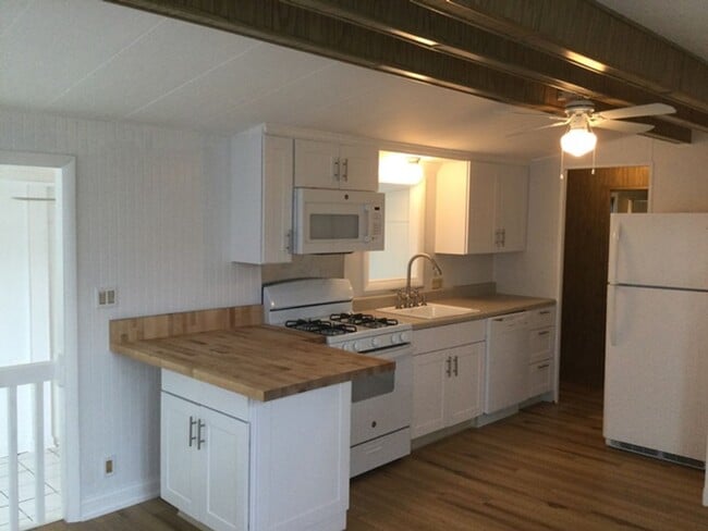 Building Photo - 2 Bedroom 1 Bath Home Located in Seaside R...