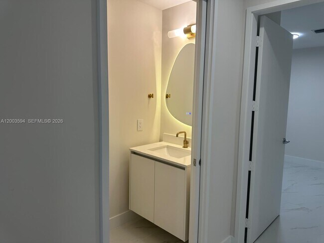 Building Photo - 700 NE 24th St