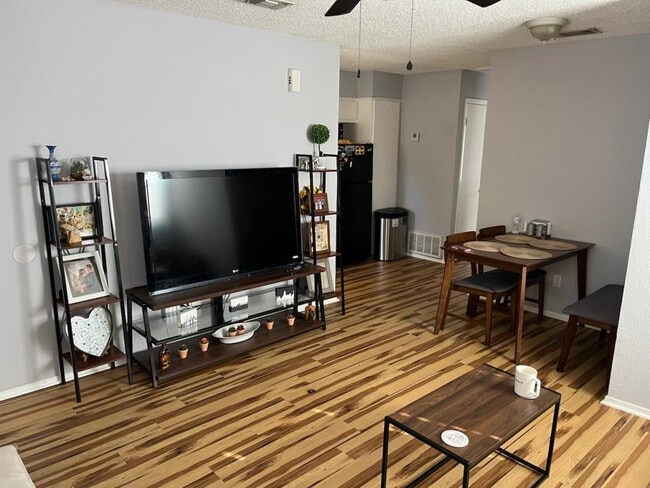 Primary Photo - 1411 5th Ave