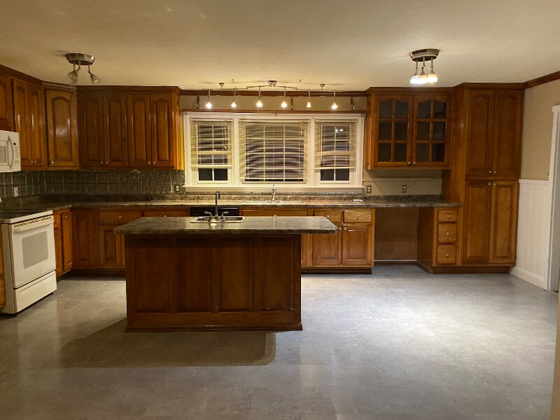 Building Photo - 3336 Hilham Rd