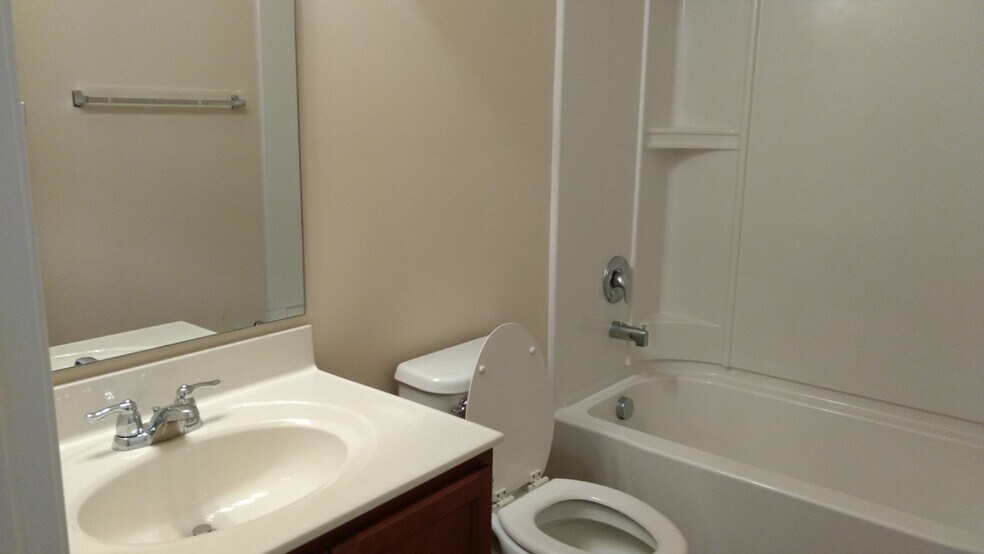 Garden tub in master bath - 1604 Fairforest Court
