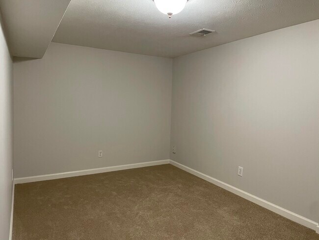 Building Photo - 3421 Holwyn Rd