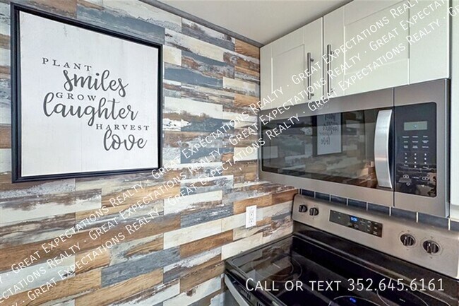 Building Photo - 20800 River Dr
