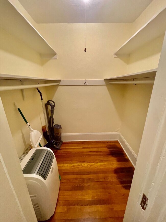 Building Photo - 1/2 Month Free! Cheerful, Spacious Studio ...