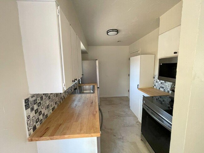 Building Photo - 2 bed 1 bath available just in Time for th...