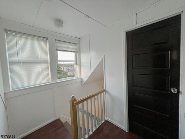 Building Photo - 385 Stephens St