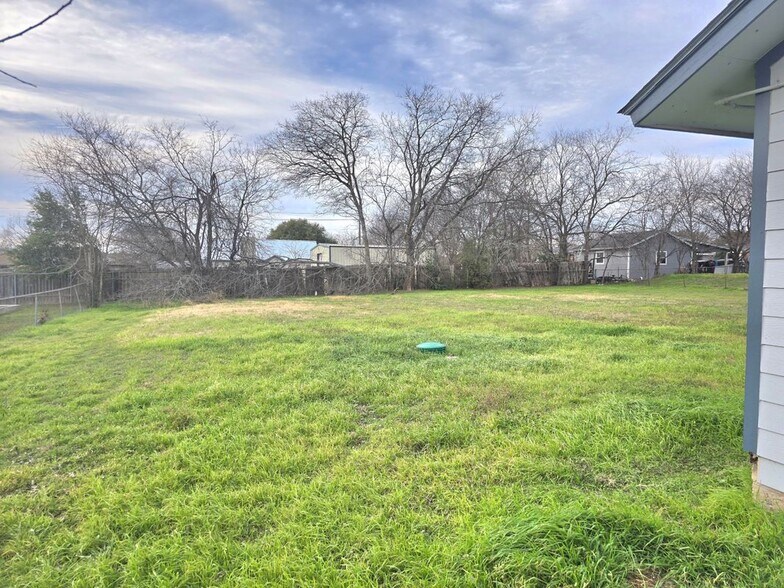 Building Photo - 15208 Spring Hill Ln