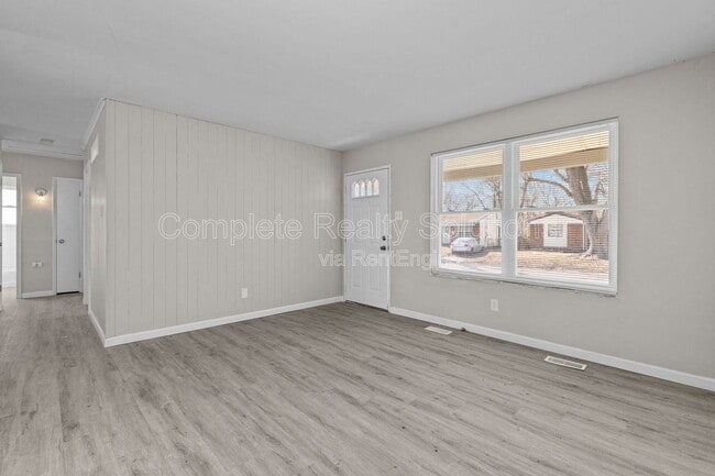 Building Photo - 10432 Royal Dr